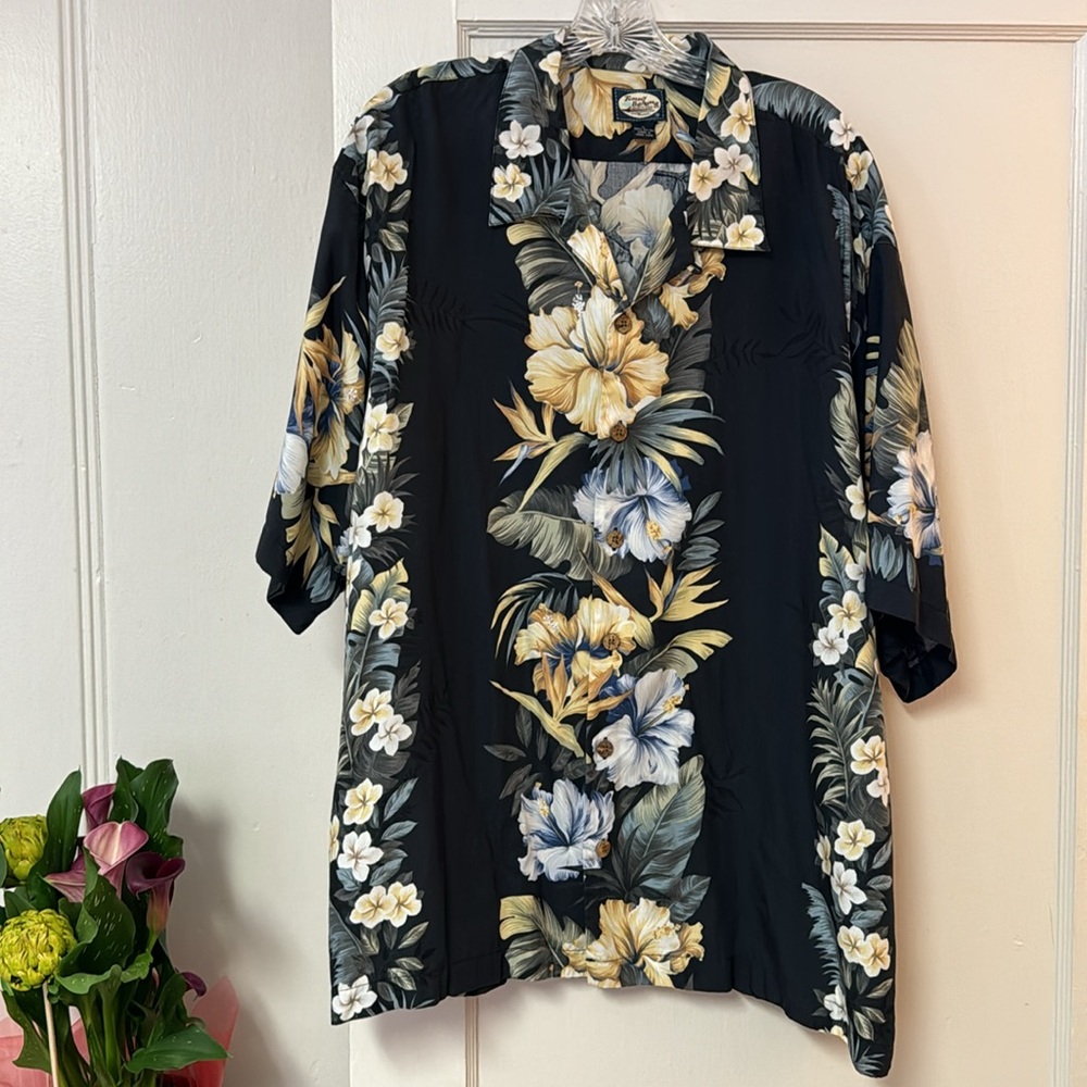 Tommy Bahama Black Floral Casual Button Down Shirt. Flash sale!